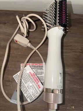 Shark White Hot Air Round Brush - Smooth Styling & Volume